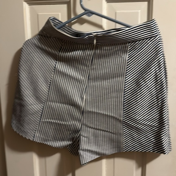 NWT Bcbgmaxazria Shorts Dress Shorts Color Blue/White - Picture 3 of 6